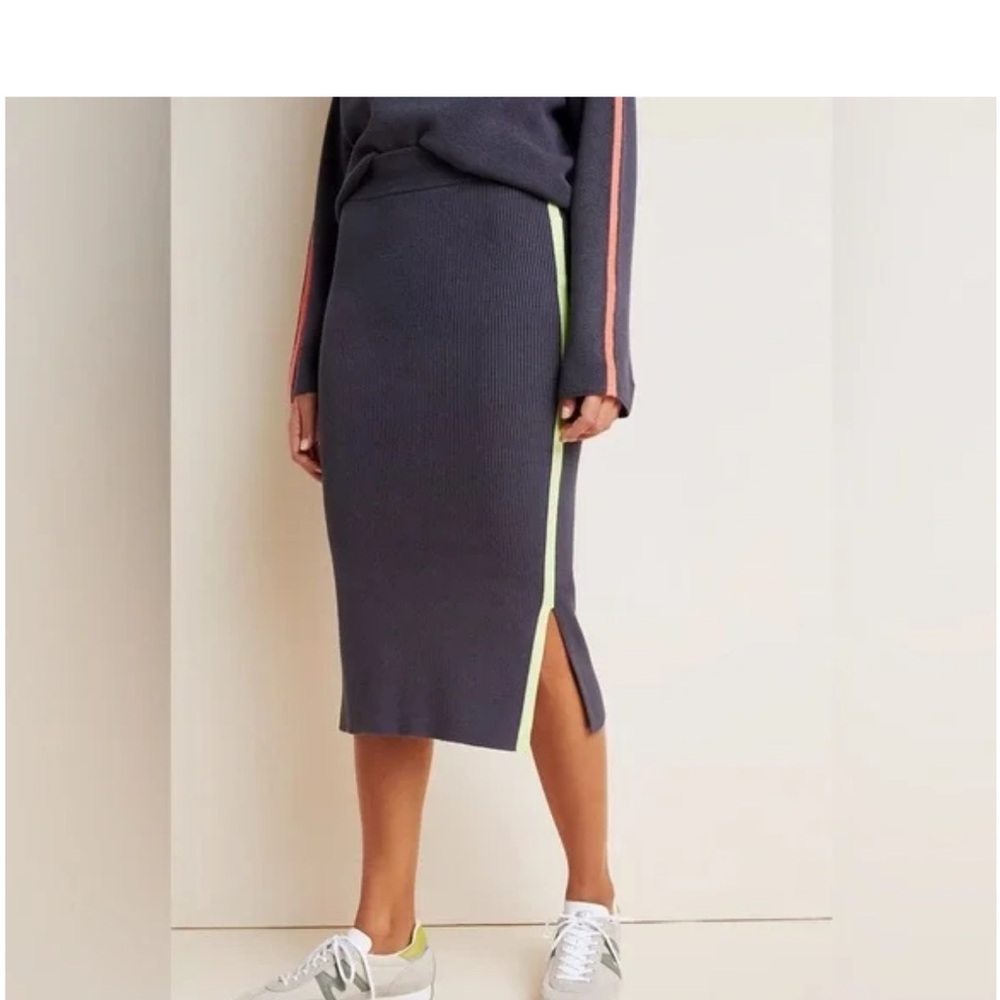Elegant Gray Knit Skirt